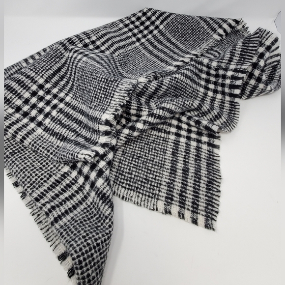 NWT OLD NAVY OVERSIZE BLANKET SCARF SHAWL WRAP BLACK & WHITE PLAID WOMEN OS - Picture 9 of 11